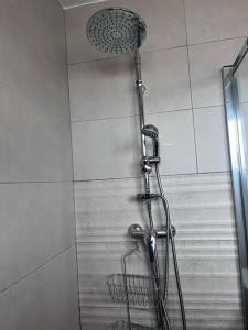 eine Dusche mit Duschkopf neben einer Dusche in der Unterkunft Design seaview flat next to Yumbo in Playa del Ingles + 4 Fotos