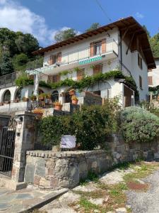 a large white building with plants on it at Casa Savina - stupenda vista lago e monti in Plesio