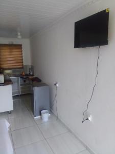 een keuken met een flatscreen-tv aan de muur bij 17 on Driffield in East London