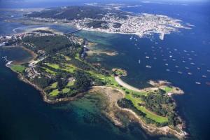 an aerial view of an island in the water at Chalet Lanzada in Ardía