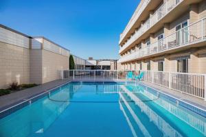 uma piscina em frente a um edifício em Days Inn by Wyndham Cranbrook Conference Centre em Cranbrook