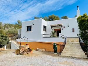 Una casa blanca con escaleras al frente. en Villa Rocio, en Illes Balears