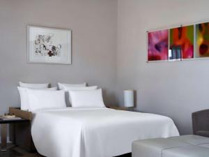 Postel nebo postele na pokoji v ubytování Novotel Athens