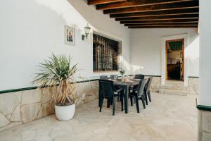 Un comedor con mesa y sillas en Villa Rocio, en Illes Balears