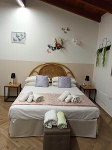 A bed or beds in a room at La Casa Di Chia