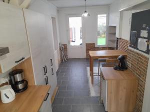 une cuisine avec deux tables et deux tables dans une pièce dans l'établissement Gite Troubadour - Cap Gris Nez - piscine, à Audinghen