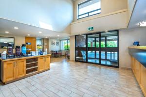 Kuchyň nebo kuchyňský kout v ubytování Comfort Inn Hwy 401
