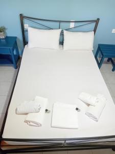 Postel nebo postele na pokoji v ubytování PETROS ROOMS to LET KALOGRIA BEACH