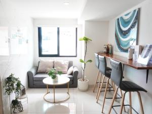 ein Wohnzimmer mit Sofa und Tisch in der Unterkunft ATC Residence in Bang Su