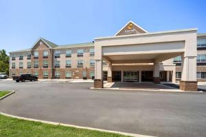 an empty parking lot in front of a building at Comfort Inn & Suites High Point - Archdale in Archdale
