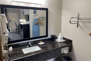 Koupelna v ubytování Days Inn by Wyndham Grove + 27 fotografií