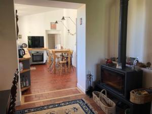 een woonkamer met open haard en een eetkamer bij Maison familiale avec poêle à bois et jardin in Villemeux-sur-Eure