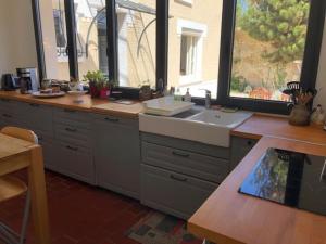 Η κουζίνα ή μικρή κουζίνα στο Maison familiale avec poêle à bois et jardin +16 φωτογραφίες