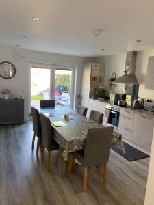 Η κουζίνα ή μικρή κουζίνα στο Sunny View, Montrose