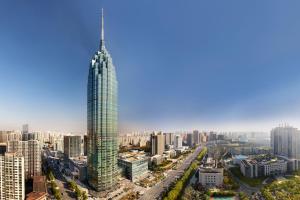 vistas a una ciudad con un rascacielos alto en Changzhou Marriott Hotel, en Changzhou