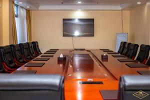 ein Konferenzraum mit einem langen Tisch und Stühlen in der Unterkunft Hotel New Riviera bukavu in Bukavu + 115 Fotos