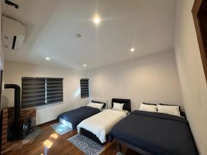 Postel nebo postele na pokoji v ubytování Riverside Golf Resort