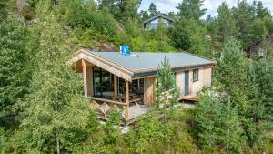 HeimdalにあるBjønntjønn 221の木立の丘の脇の家