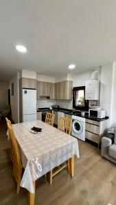 Η κουζίνα ή μικρή κουζίνα στο Apartamentos Lamata