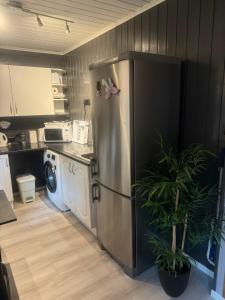 una cucina con frigorifero e lavatrice di Very centrally located apartment with free parking a Tromsø