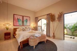 Ένα ή περισσότερα κρεβάτια σε δωμάτιο στο Villa Seminyak 3 Beds with pool, butler & parking M5 +73 φωτογραφίες