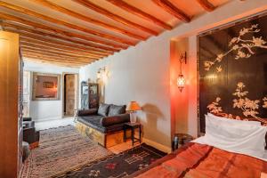 Postel nebo postele na pokoji v ubytování Riad Yamina52 + 37 fotografií