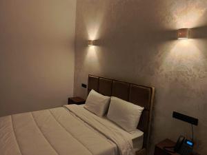 Postel nebo postele na pokoji v ubytování Hotel De Provence