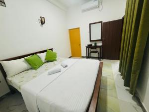 Postel nebo postele na pokoji v ubytování Jaya Villa - Near Airport