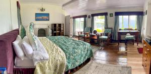 een slaapkamer met een bed en een bank bij Yule Tea Retreat, Darjeeling in Sukhia Pokhari