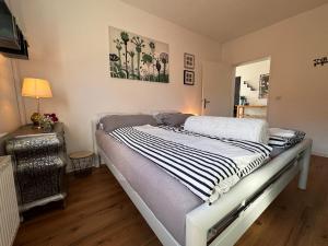 a large bed in a room with at Ferienwohnung Glückauf - KEINE Monteurzimmer in Castrop-Rauxel