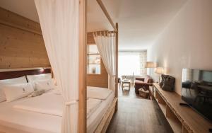 Postel nebo postele na pokoji v ubytování Alpenheim Charming & Spa Hotel + 37 fotografií