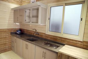 Kuchyň nebo kuchyňský kout v ubytování Sunrise Suites