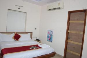 Llit o llits en una habitació de Hotel satyam inn