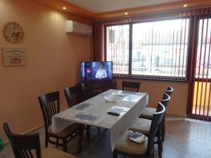 TV a/nebo společenská místnost v ubytování Guest House Karaulanov