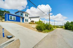 Foto sihtkohas Dripping Springs asuva majutusasutuse 7 Mi to Dtwn Dripping Springs Home with Views! galeriist