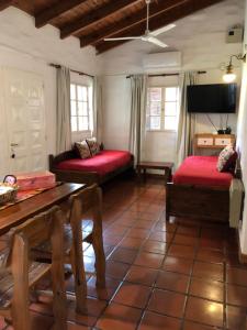 un soggiorno con due letti e un tavolo di Cabañas Calicanto a Santa Rosa de Calamuchita Altre 104 foto