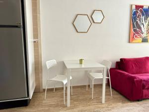 Posezení v ubytování Cosy and practical apartment + 9 fotografií