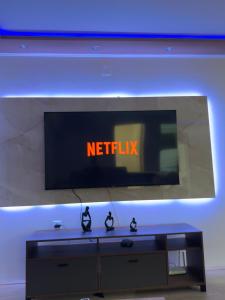 Telewizja i/lub zestaw kina domowego w obiekcie Brasic Apartman