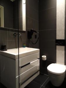 y baño con lavabo blanco y aseo. en Sara's Boutique Hotel, en Ámsterdam