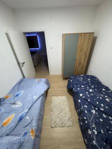 Łóżko lub łóżka w pokoju w obiekcie Brasic Apartman