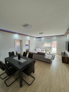 TV a/nebo společenská místnost v ubytování Brasic Apartman + 18 fotografií