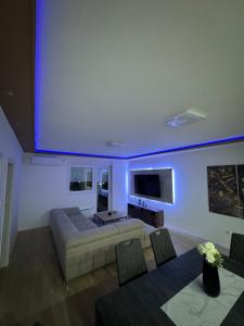 Telewizja i/lub zestaw kina domowego w obiekcie Brasic Apartman
