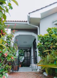 ein Eingang zu einem weißen Gebäude mit Pflanzen in der Unterkunft Arusha Kwetu Villa in Sokon