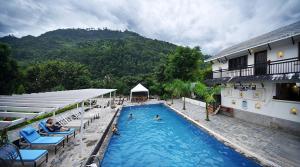 Nespecifikovaný výhled na hory nebo výhled na hory při pohledu z rezortu