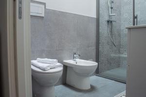 a bathroom with a toilet and a sink and a shower at Casa Martinèt- Prestogioso 2 suite 2 bagni privati con terrazza 35m in Bra