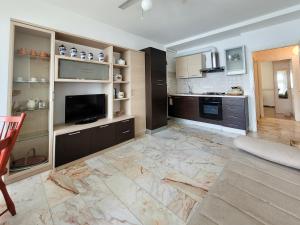 Il comprend une grande cuisine dotée d'un grand carrelage. dans l'établissement La Vista Val di Sogno Malcesine, à Assenza di Brenzone