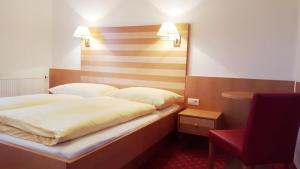 Postel nebo postele na pokoji v ubytování Gasthof Hotel Zur goldenen Krone
