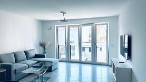TV a/nebo společenská místnost v ubytování Özels Designer Loft Metzingen - Smart TV, Netflix, private kostenlose Tiefgarage, Self-Express Check-in,Check-out, Outlet 100m