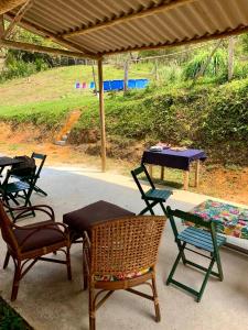 Un grupo de sillas y mesas en un patio. en Fazenda Rio Do Peixe eventos e confraternizações, en São Francisco Xavier 1 foto más