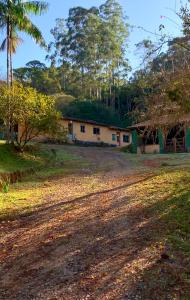 una casa en medio de un camino de tierra en Fazenda Rio Do Peixe eventos e confraternizações, en São Francisco Xavier